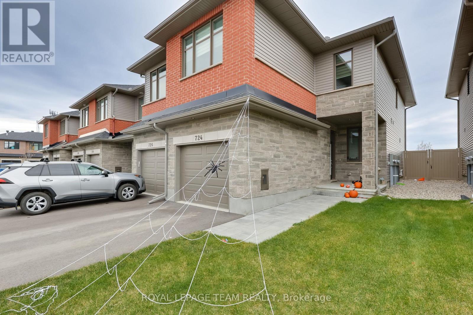724 Ploughman Place, Ottawa, Ontario  K2S 3C5 - Photo 2 - X12478836
