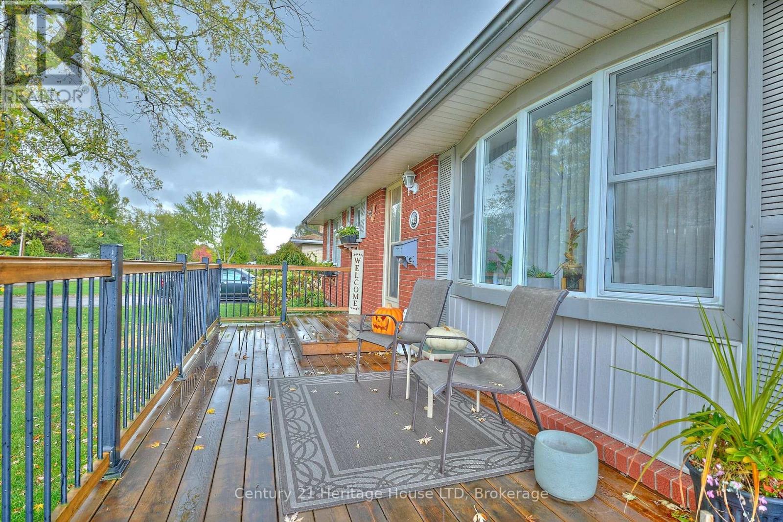 845 Parkdale Avenue, Fort Erie, Ontario  L2A 5B8 - Photo 2 - X12478773