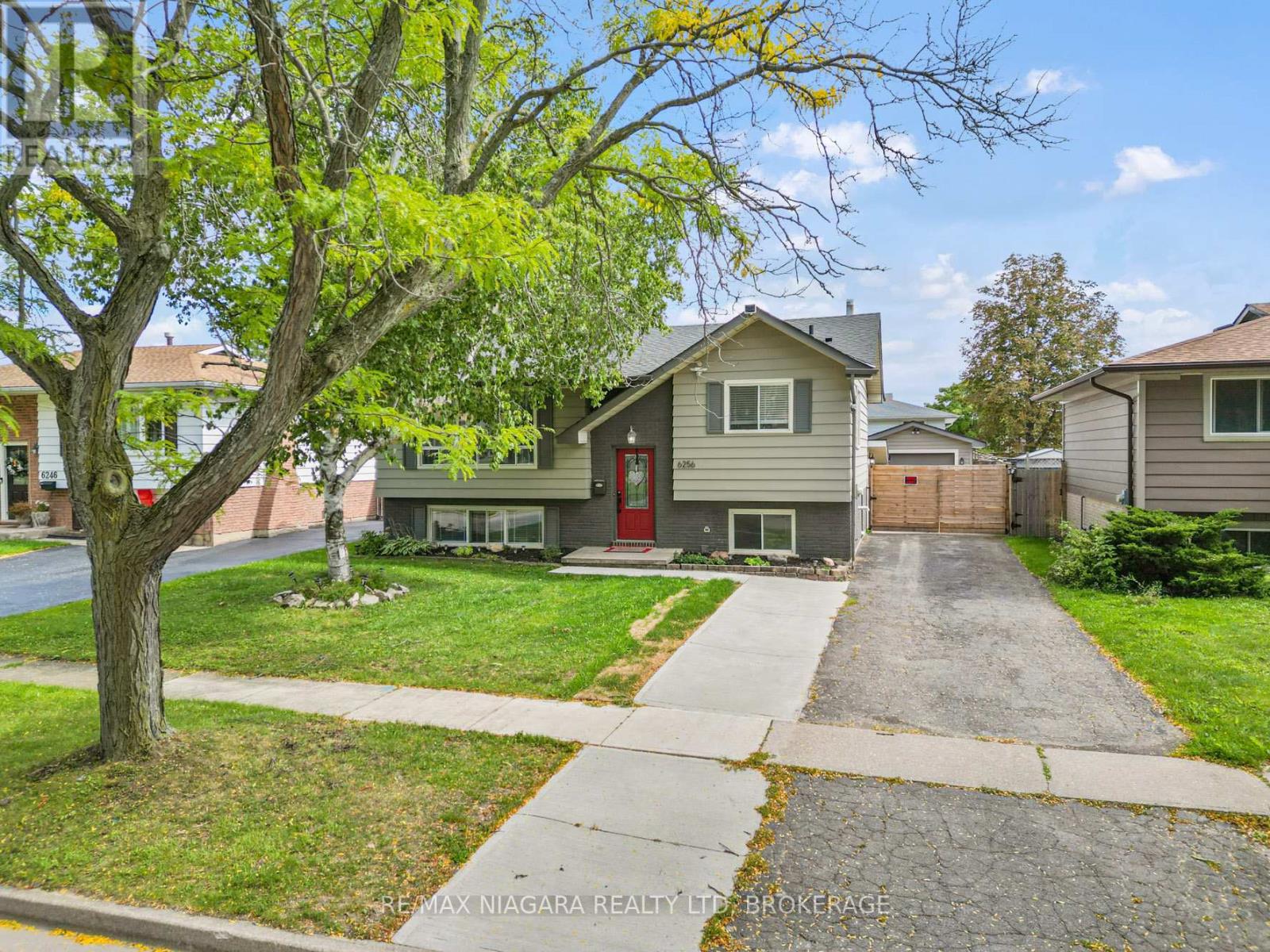 6256 Monterey Avenue, Niagara Falls, Ontario  L2H 2A4 - Photo 3 - X12478778