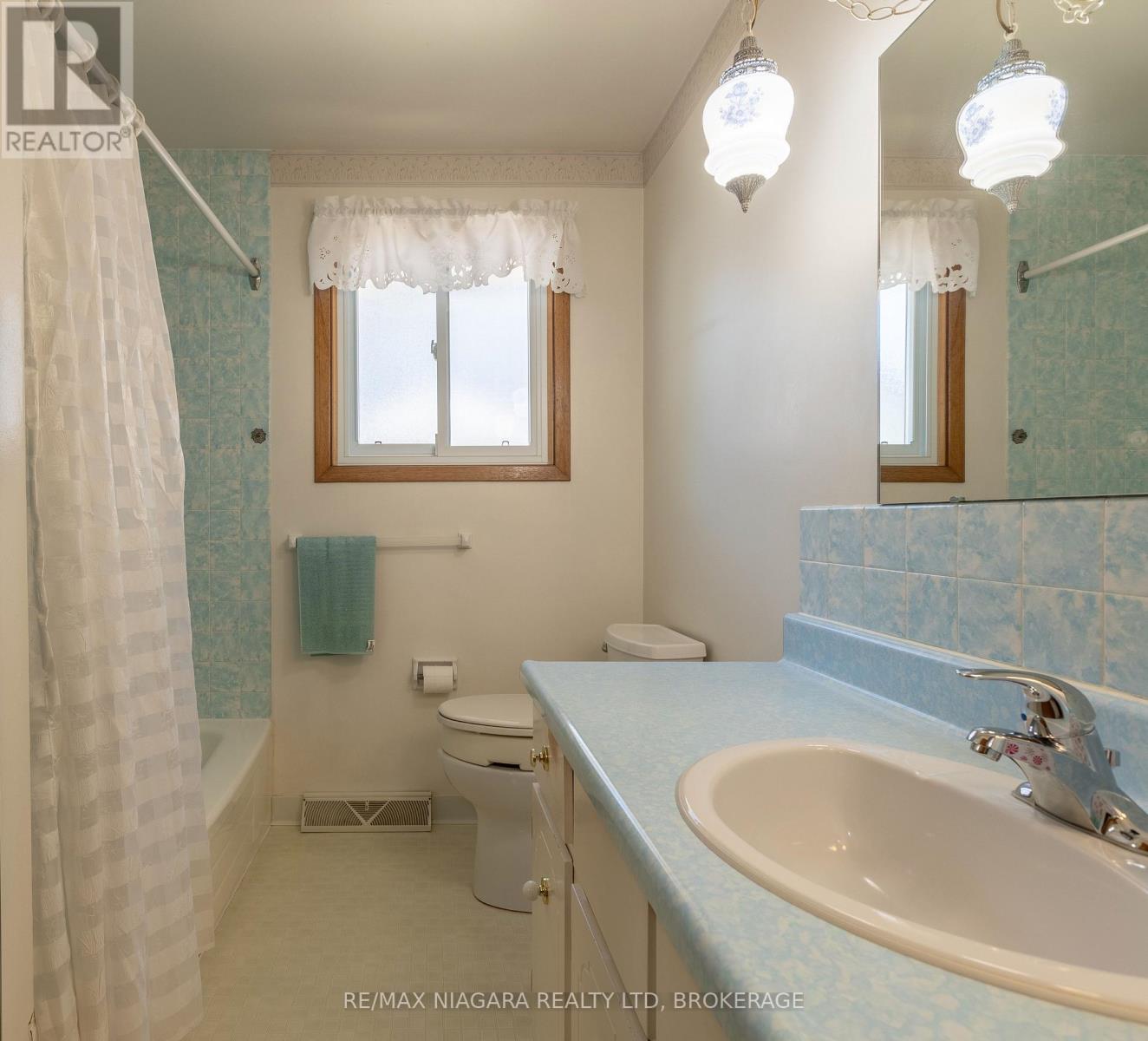 82 Westwood Crescent, Welland, Ontario  L3C 4R3 - Photo 12 - X12478823