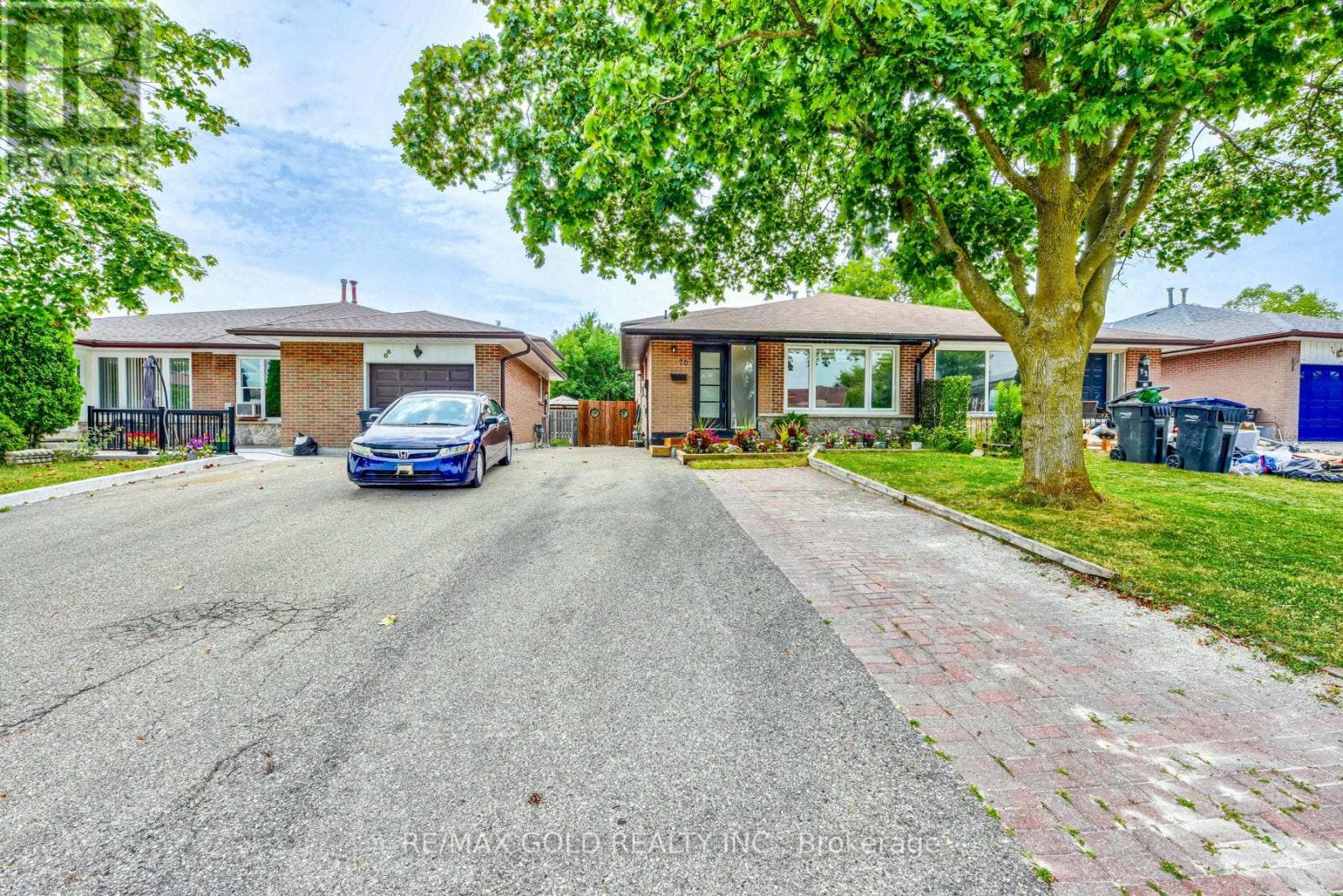 70 Wilton Drive, Brampton, Ontario  L6W 3A1 - Photo 2 - W12478684