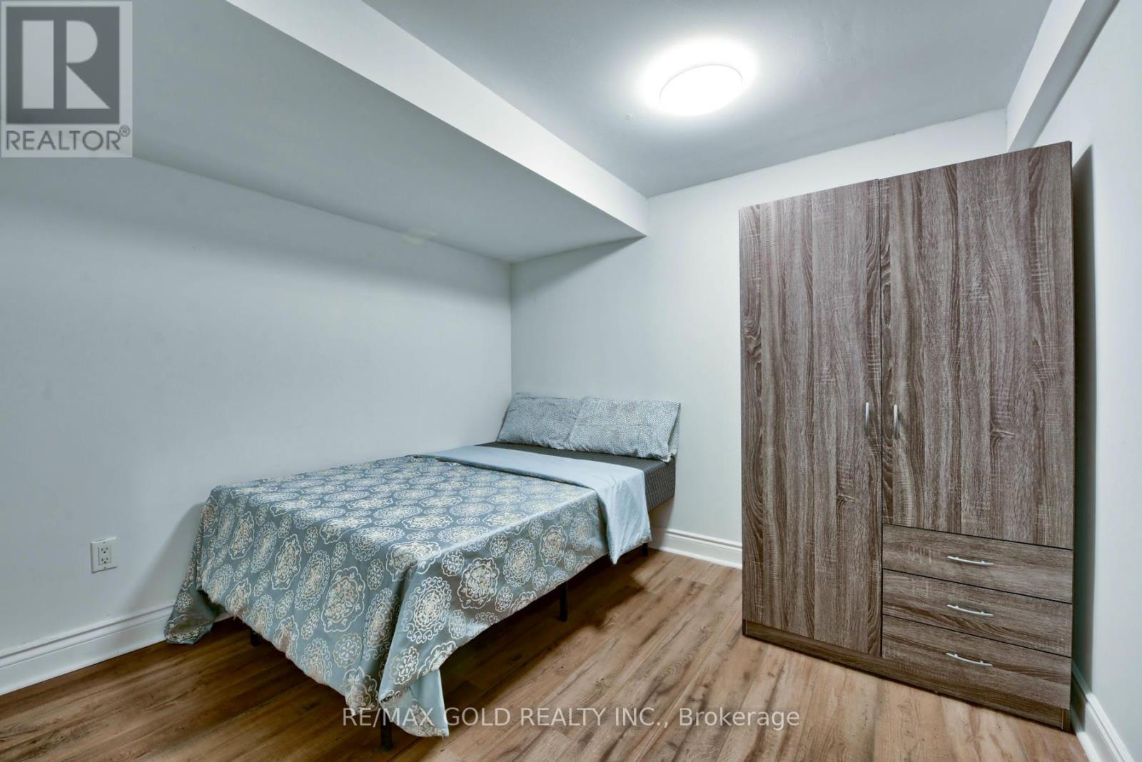 70 Wilton Drive, Brampton, Ontario  L6W 3A1 - Photo 32 - W12478684