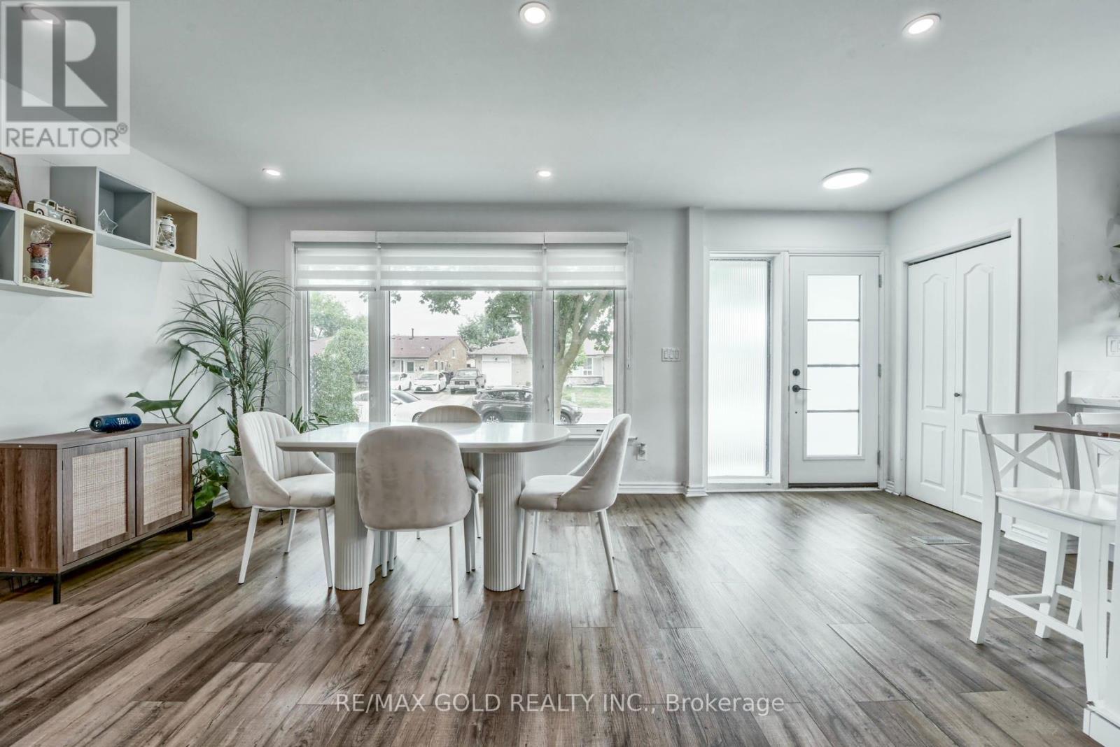 70 Wilton Drive, Brampton, Ontario  L6W 3A1 - Photo 4 - W12478684