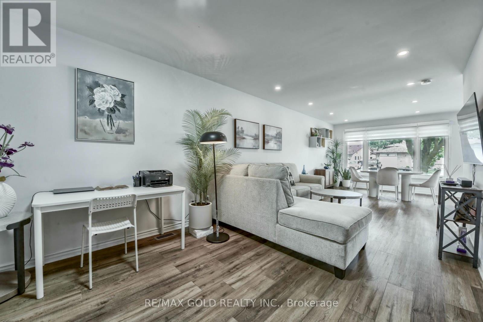 70 Wilton Drive, Brampton, Ontario  L6W 3A1 - Photo 6 - W12478684
