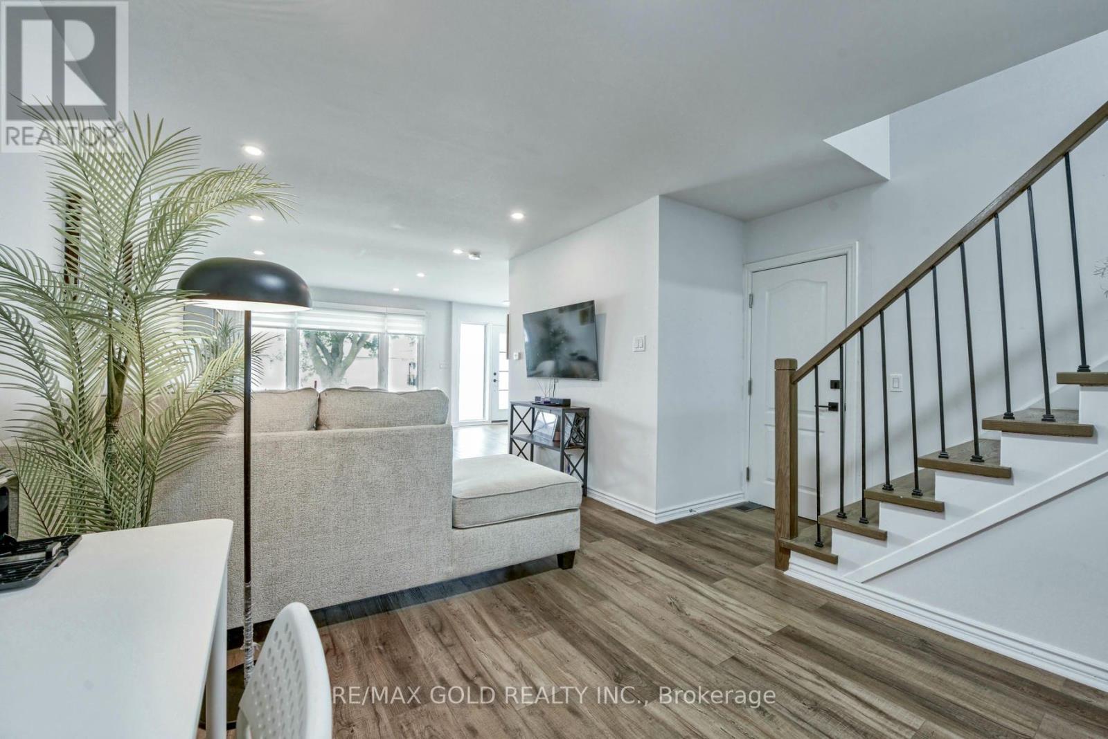 70 Wilton Drive, Brampton, Ontario  L6W 3A1 - Photo 7 - W12478684