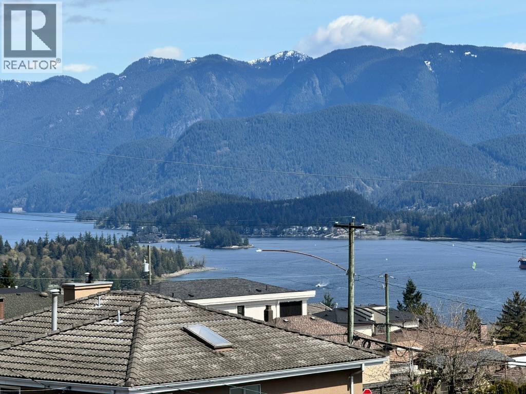 26 Holdom Avenue, Burnaby, British Columbia  V5B 3T7 - Photo 3 - R3061328