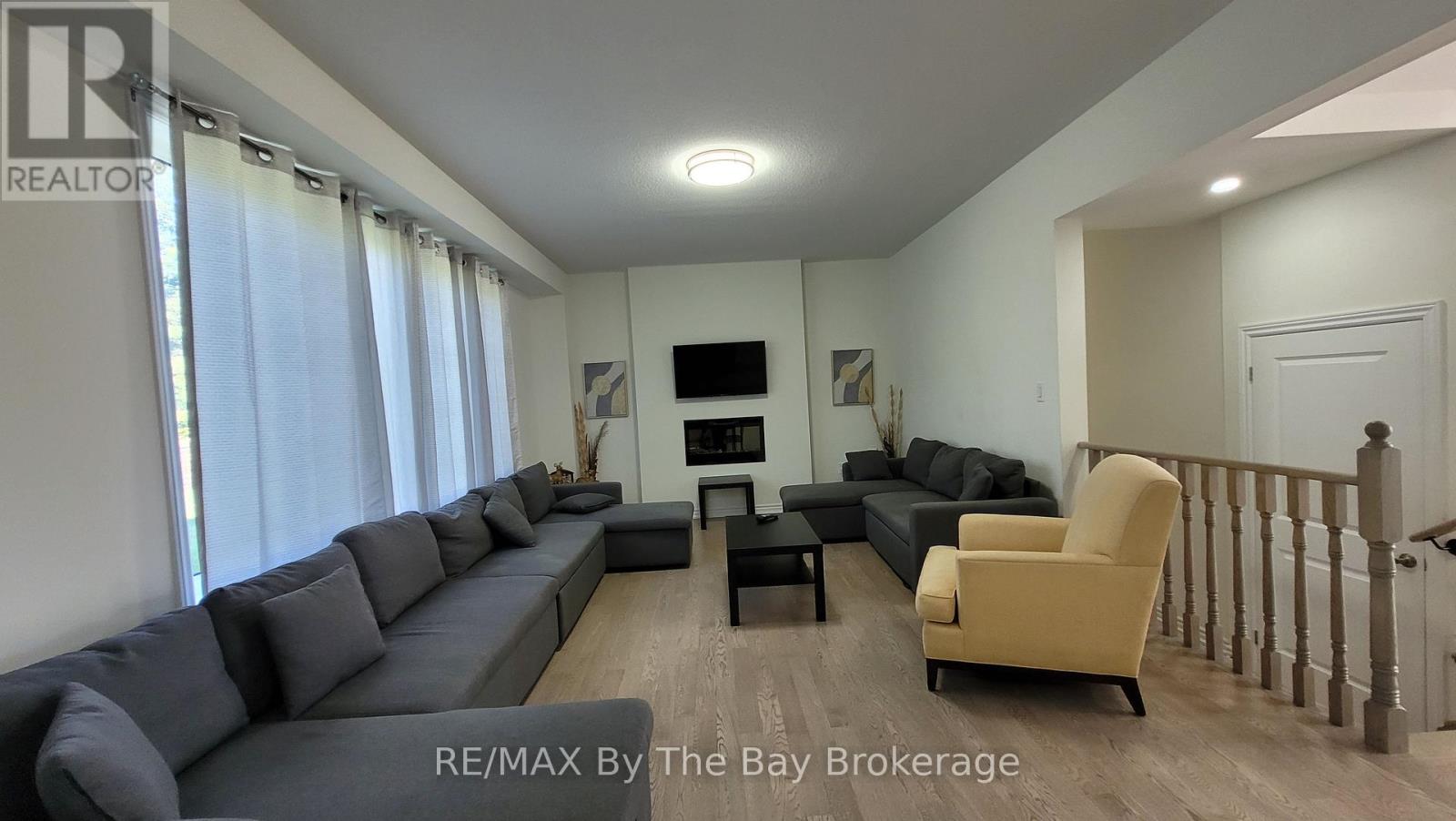 172 Rosanne Circle, Wasaga Beach, Ontario  L9Z 0N1 - Photo 2 - S12478851