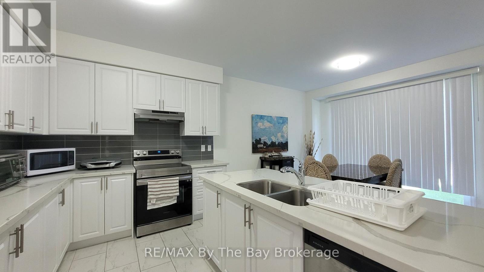 172 Rosanne Circle, Wasaga Beach, Ontario  L9Z 0N1 - Photo 3 - S12478851