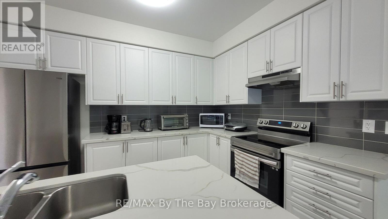172 Rosanne Circle, Wasaga Beach, Ontario  L9Z 0N1 - Photo 4 - S12478851