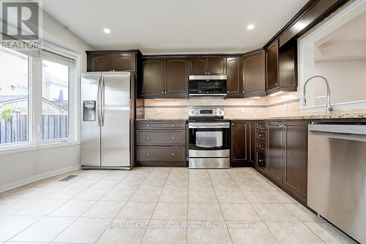 9 Whiterose Lane, Whitchurch-Stouffville, Ontario  L4A 3A4 - Photo 12 - N12478758