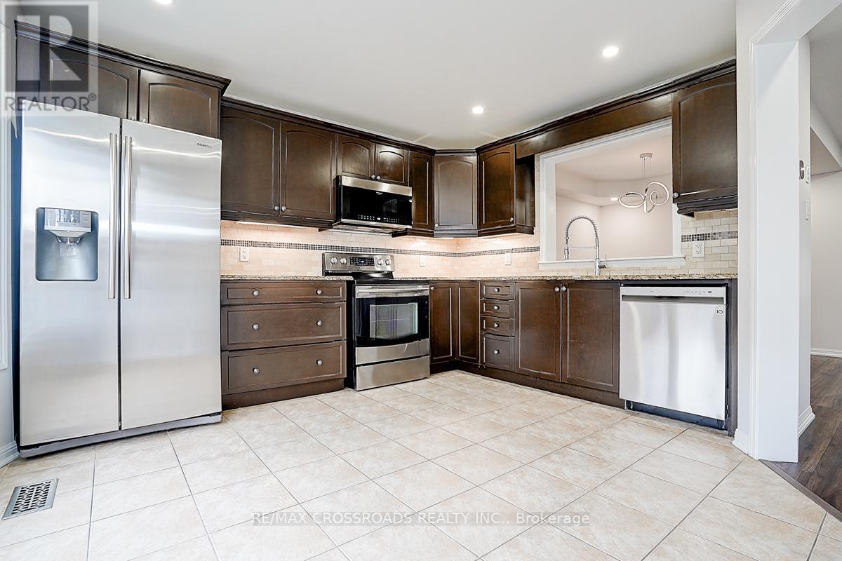 9 Whiterose Lane, Whitchurch-Stouffville, Ontario  L4A 3A4 - Photo 13 - N12478758