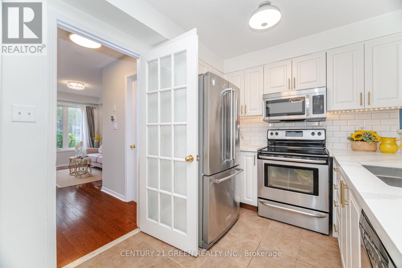 2403 Emerson Drive, Burlington, Ontario  L7L 7M4 - Photo 7 - W12478726