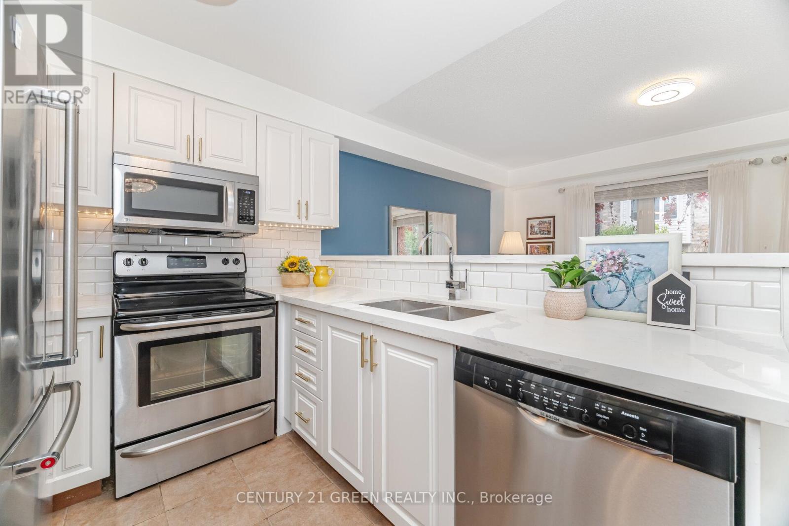 2403 Emerson Drive, Burlington, Ontario  L7L 7M4 - Photo 8 - W12478726