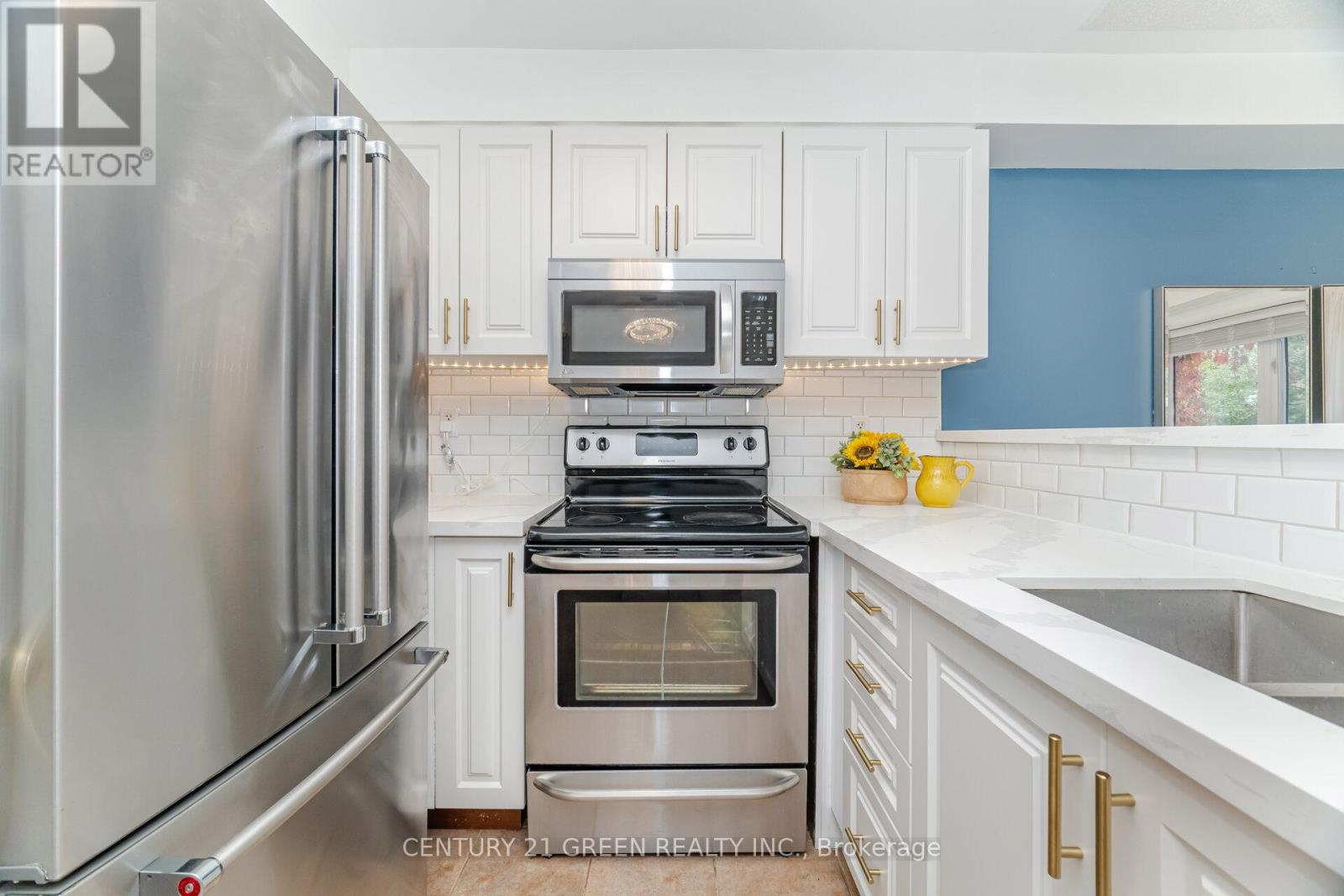 2403 Emerson Drive, Burlington, Ontario  L7L 7M4 - Photo 9 - W12478726