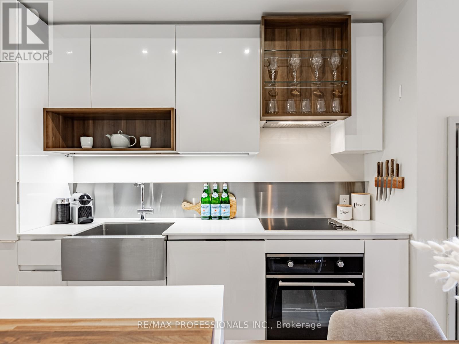 401 - 383 Sorauren Avenue, Toronto, Ontario  M6R 0A4 - Photo 10 - W12478783