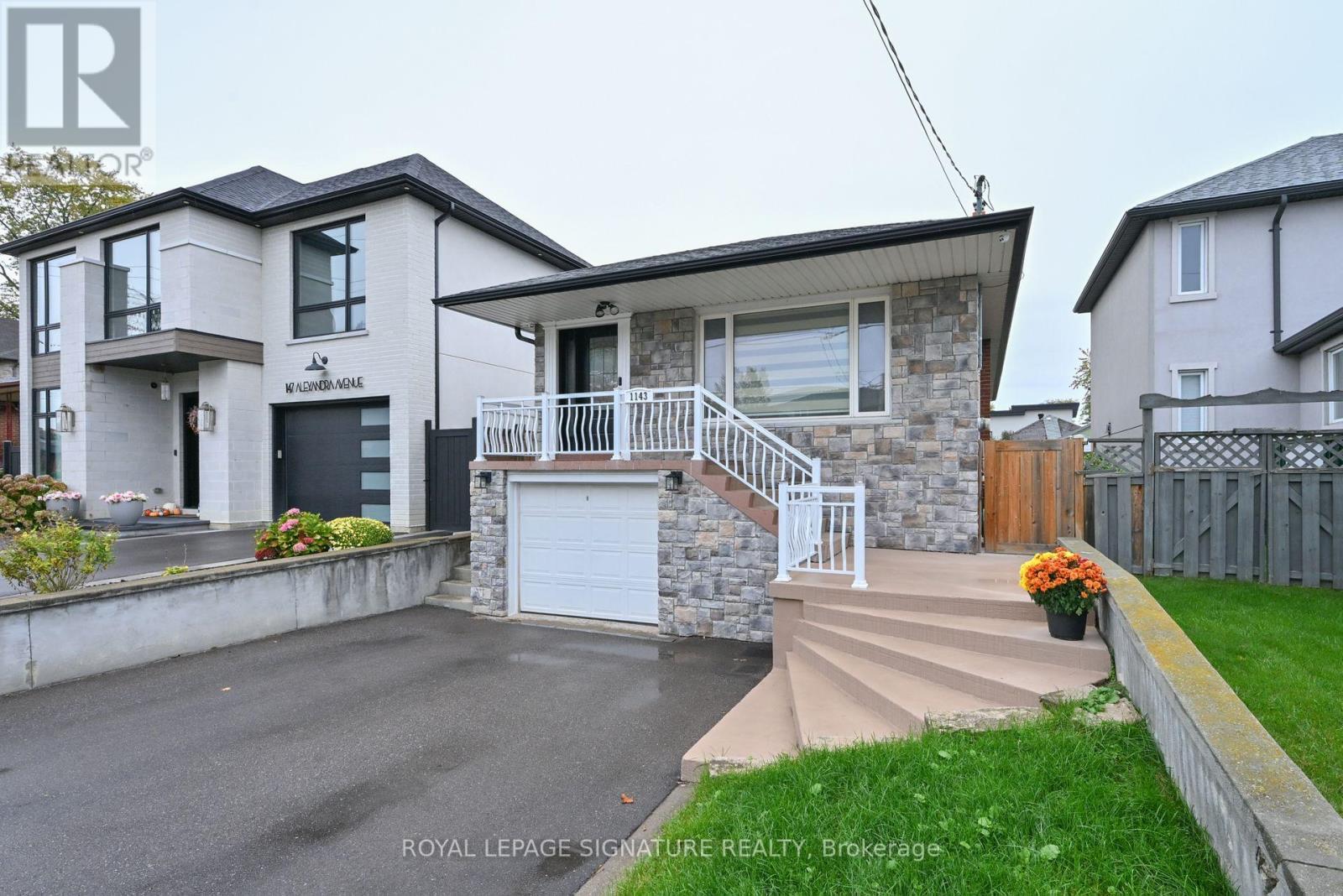 1143 Alexandra Avenue, Mississauga, Ontario  L5E 2A4 - Photo 2 - W12478817