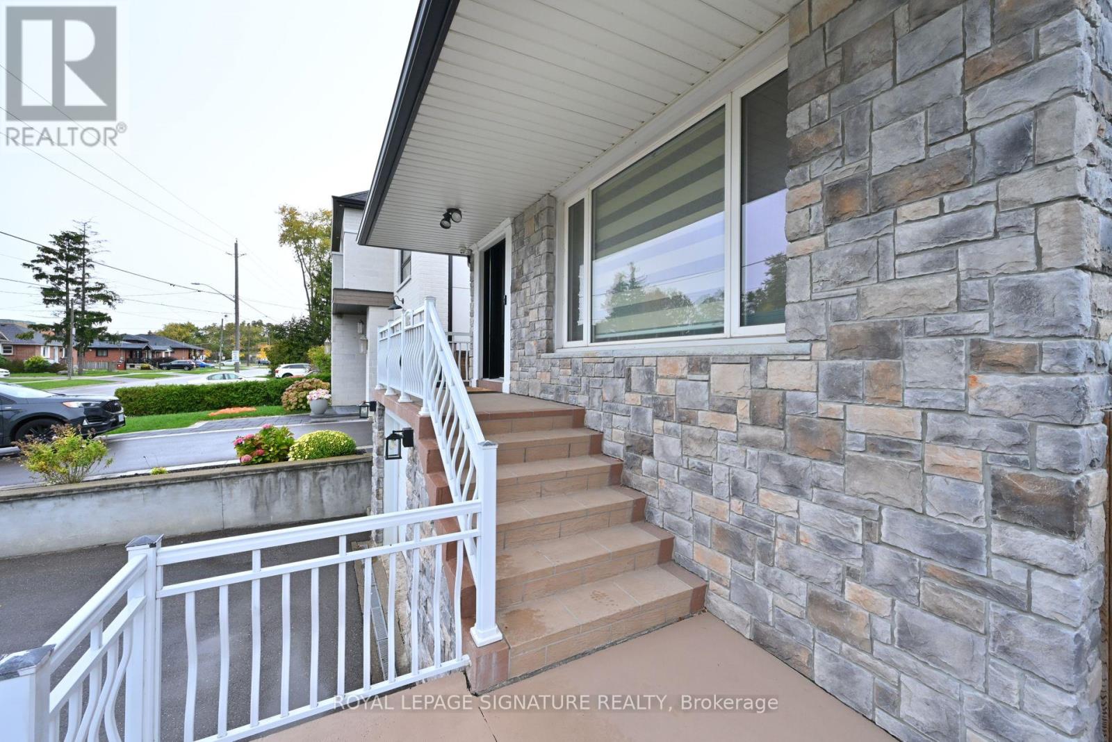 1143 Alexandra Avenue, Mississauga, Ontario  L5E 2A4 - Photo 3 - W12478817