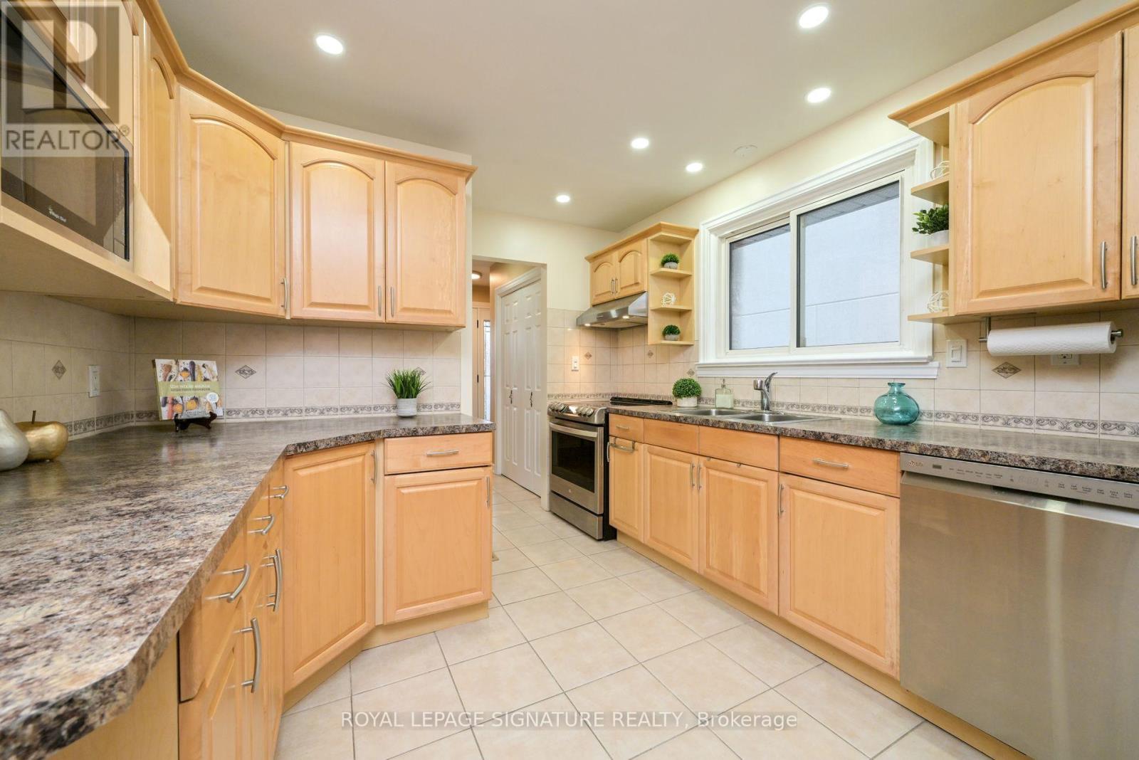 1143 Alexandra Avenue, Mississauga, Ontario  L5E 2A4 - Photo 8 - W12478817
