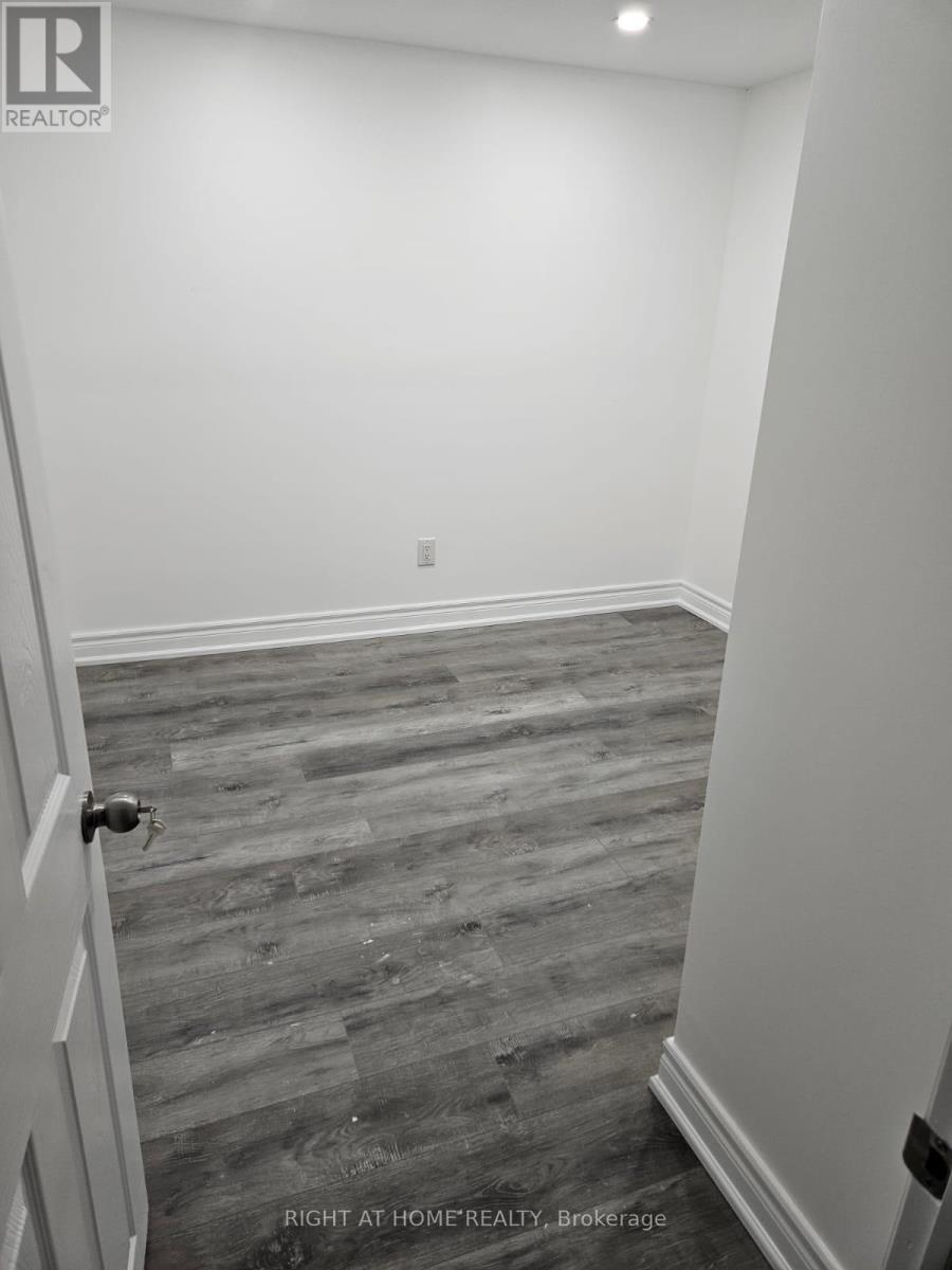 1137 Ewing Crescent, Mississauga, Ontario  L5V 1C1 - Photo 2 - W12478818