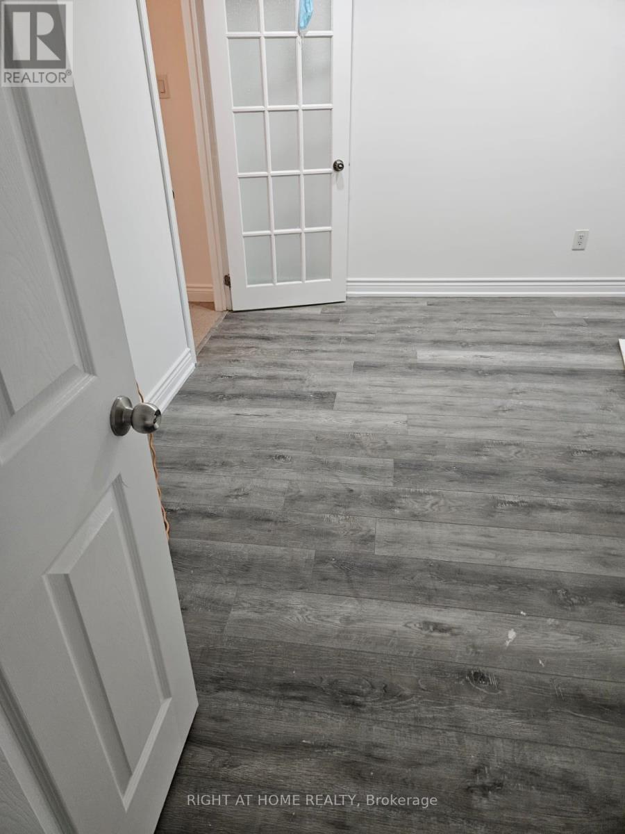 1137 Ewing Crescent, Mississauga, Ontario  L5V 1C1 - Photo 3 - W12478818