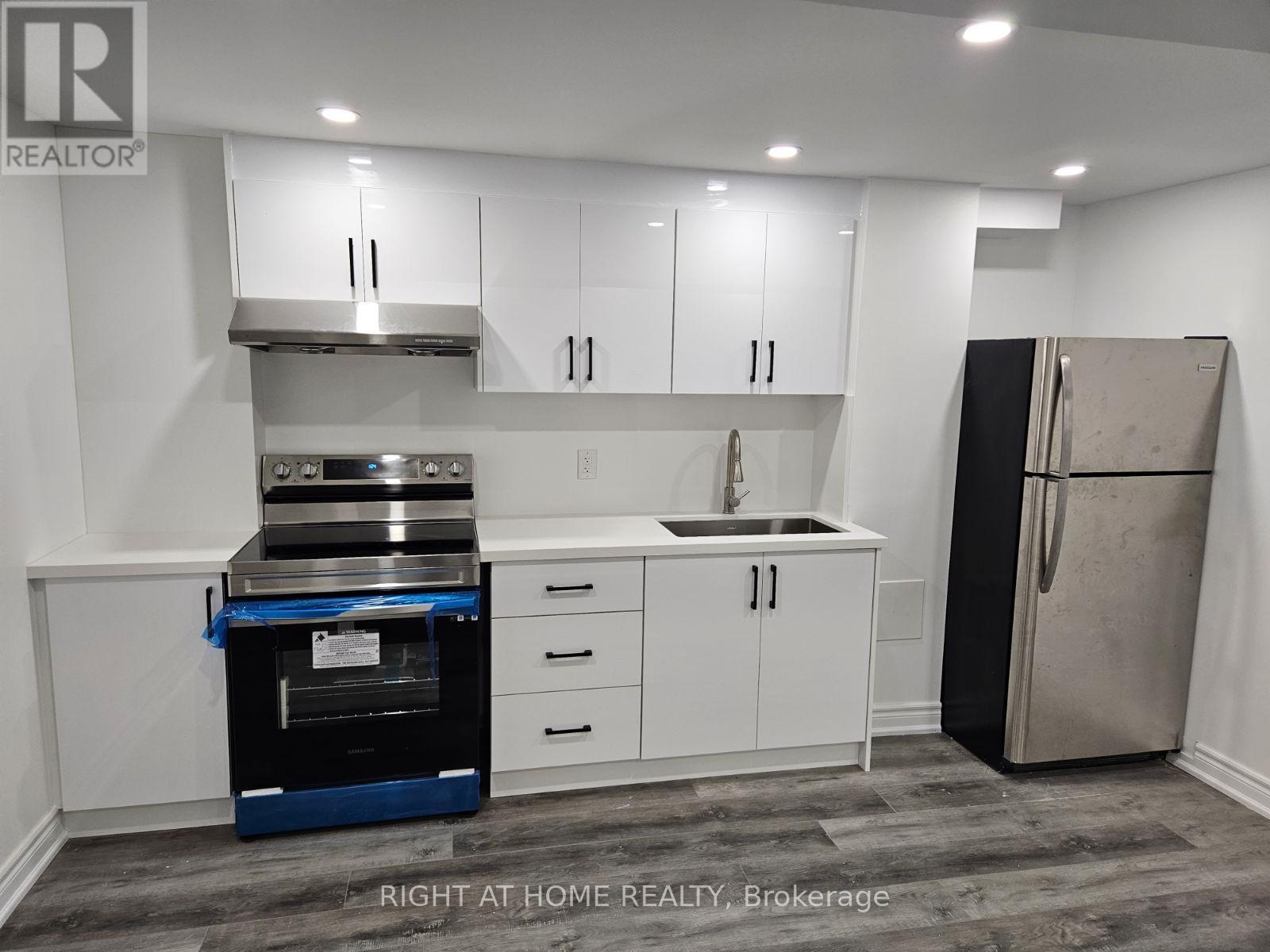1137 Ewing Crescent, Mississauga, Ontario  L5V 1C1 - Photo 4 - W12478818