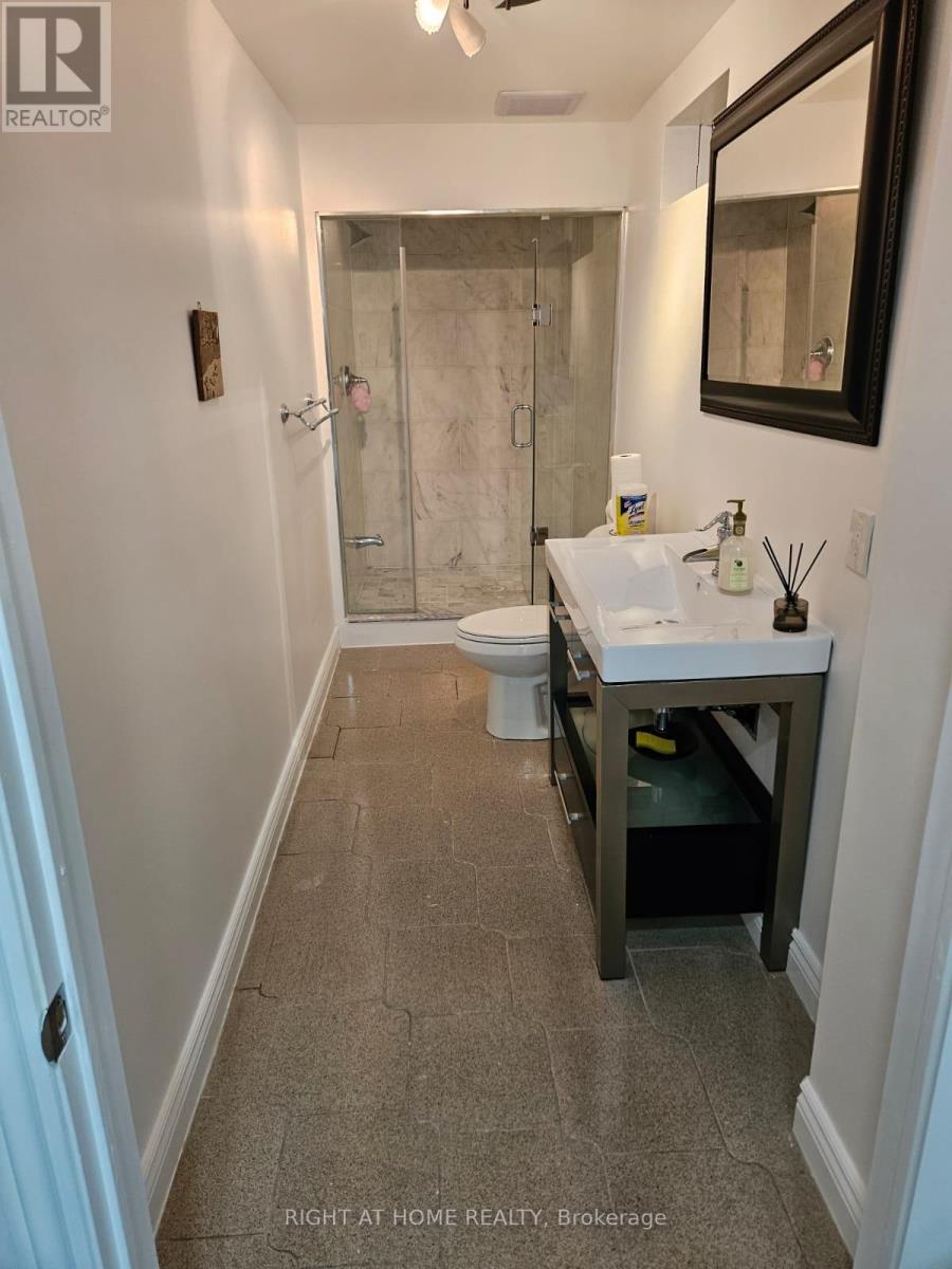 1137 Ewing Crescent, Mississauga, Ontario  L5V 1C1 - Photo 5 - W12478818