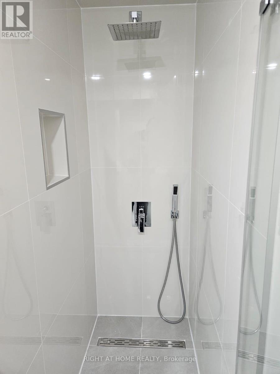 1137 Ewing Crescent, Mississauga, Ontario  L5V 1C1 - Photo 6 - W12478818