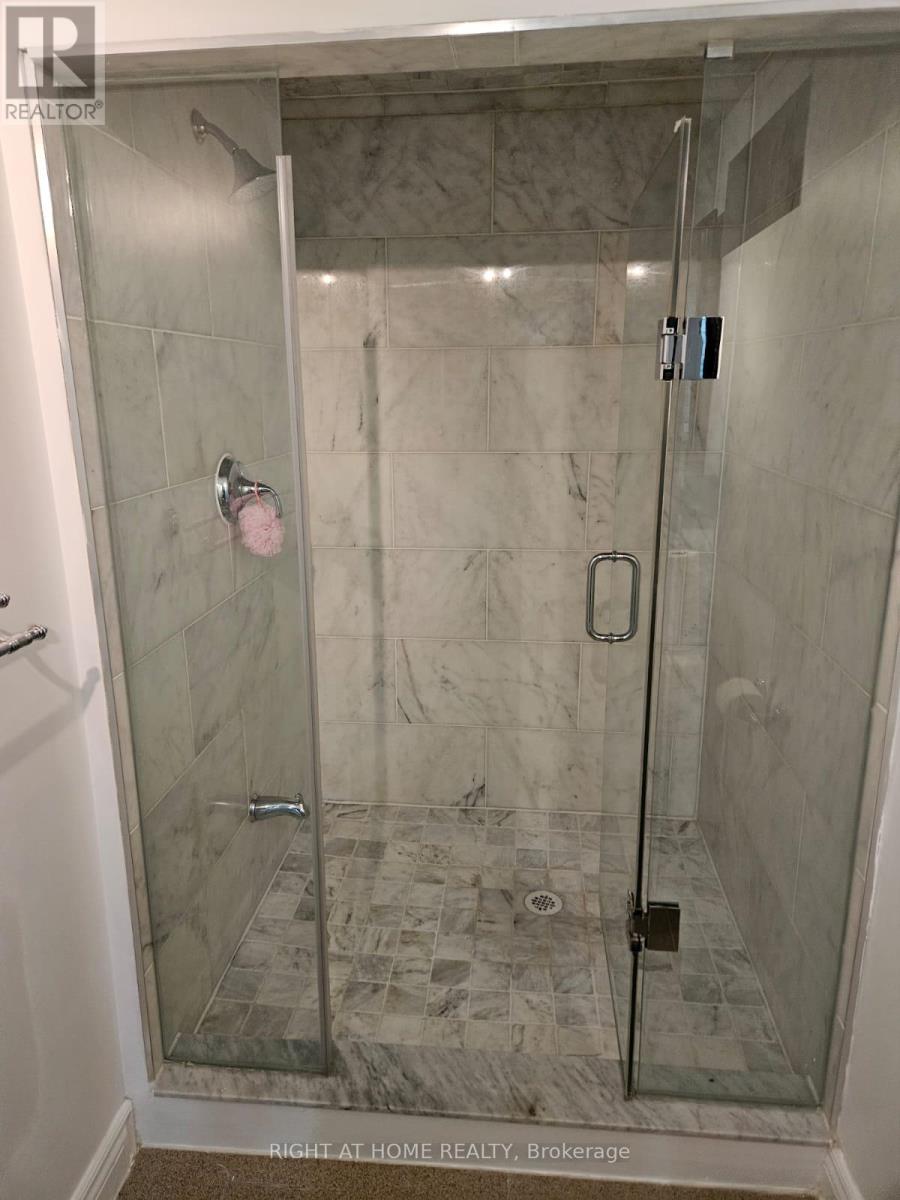 1137 Ewing Crescent, Mississauga, Ontario  L5V 1C1 - Photo 7 - W12478818