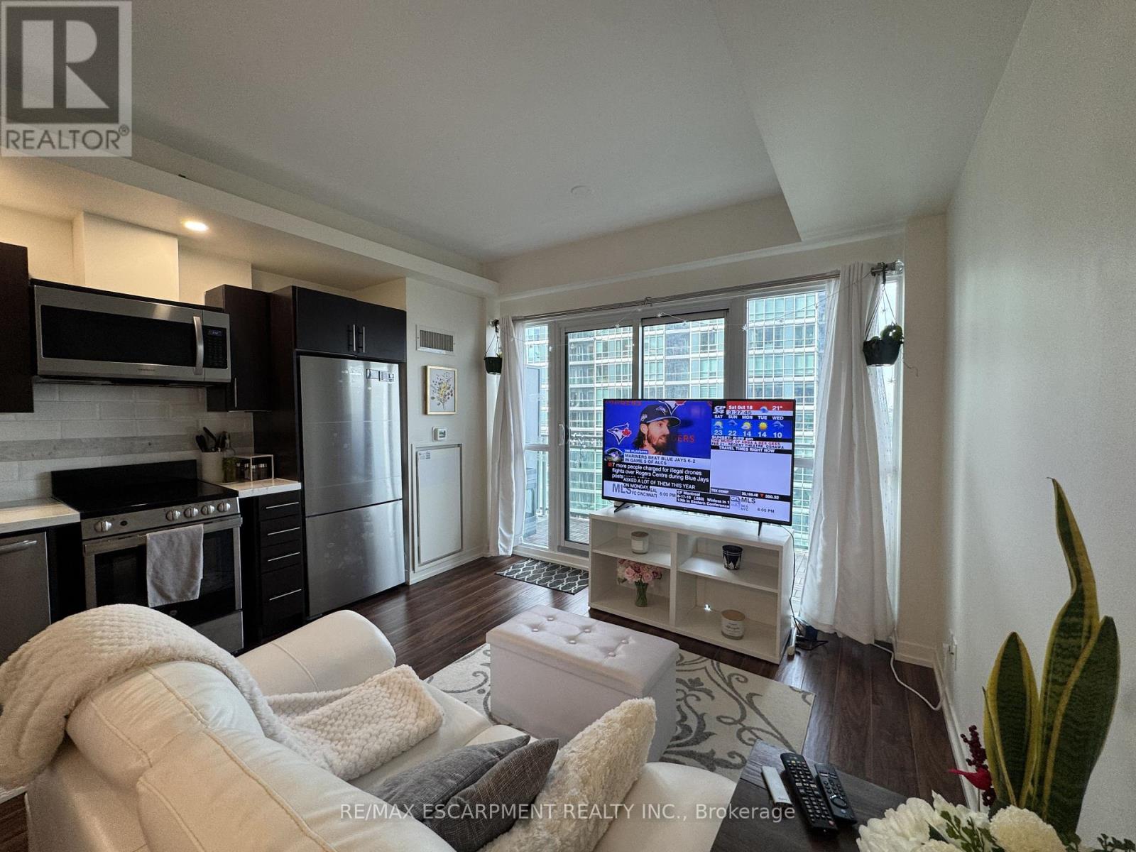 1622 - 165 Legion Road N, Toronto, Ontario  M8Y 0B3 - Photo 2 - W12478821