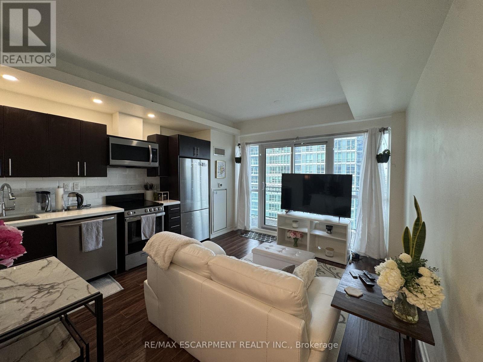 1622 - 165 Legion Road N, Toronto, Ontario  M8Y 0B3 - Photo 3 - W12478821