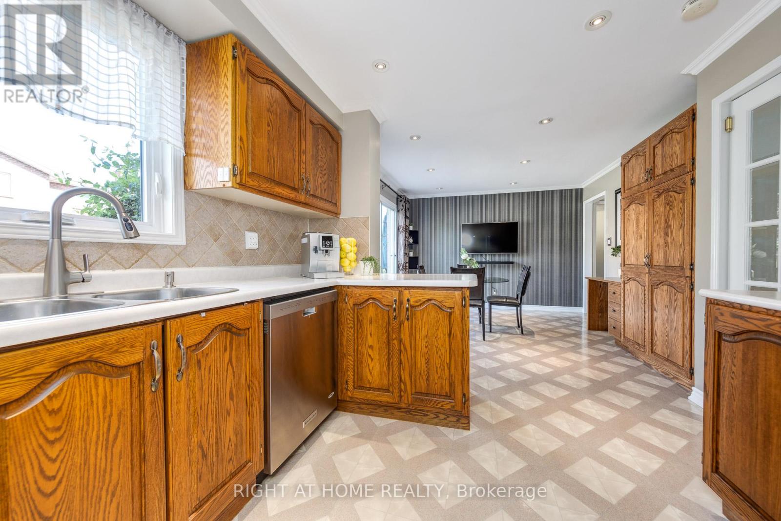 223 River Oaks Boulevard W, Oakville, Ontario  L6H 3V2 - Photo 18 - W12478835
