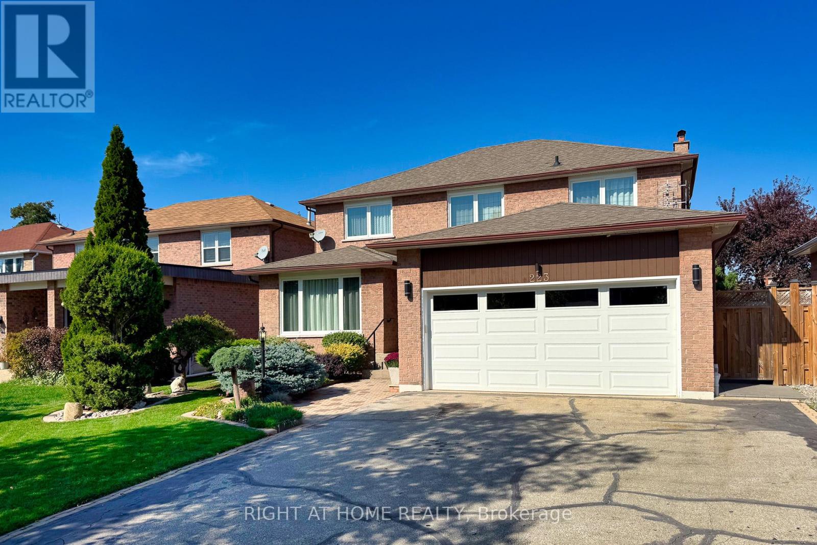 223 River Oaks Boulevard W, Oakville, Ontario  L6H 3V2 - Photo 2 - W12478835