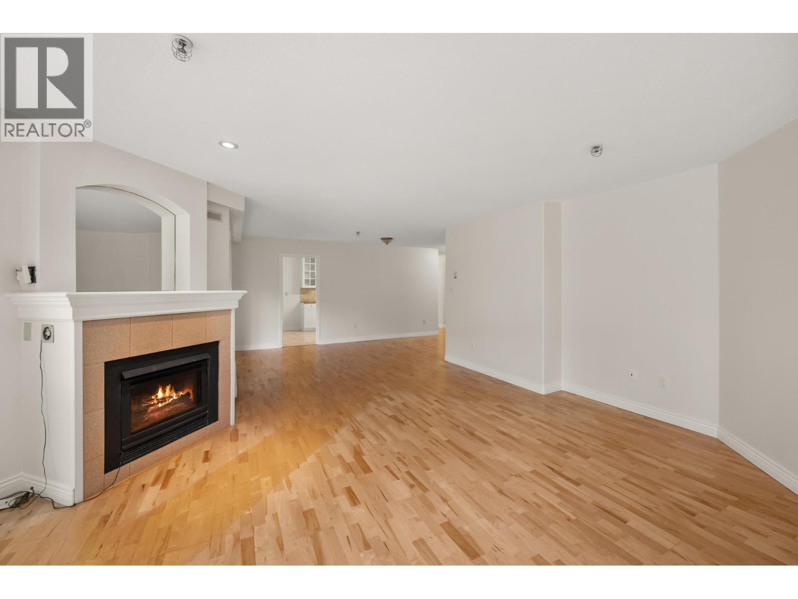 105 5 Renaissance Square, New Westminster, British Columbia  V3M 6K5 - Photo 8 - R3061350