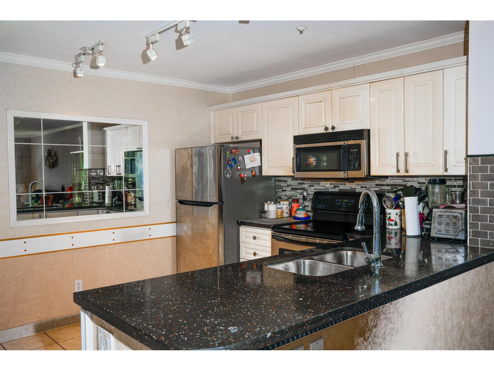 410 7435 121a Street, Surrey, British Columbia V3W 0W8 - Photo 6 - R3061338