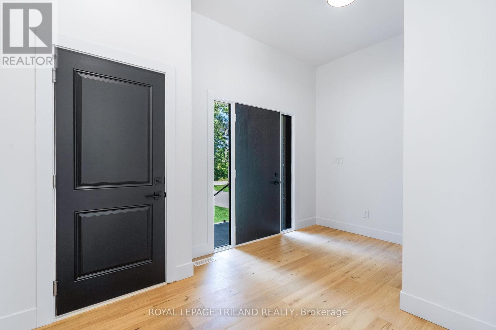 34 Alberta Street, Lambton Shores, Ontario  N0M 1T0 - Photo 4 - X12478969