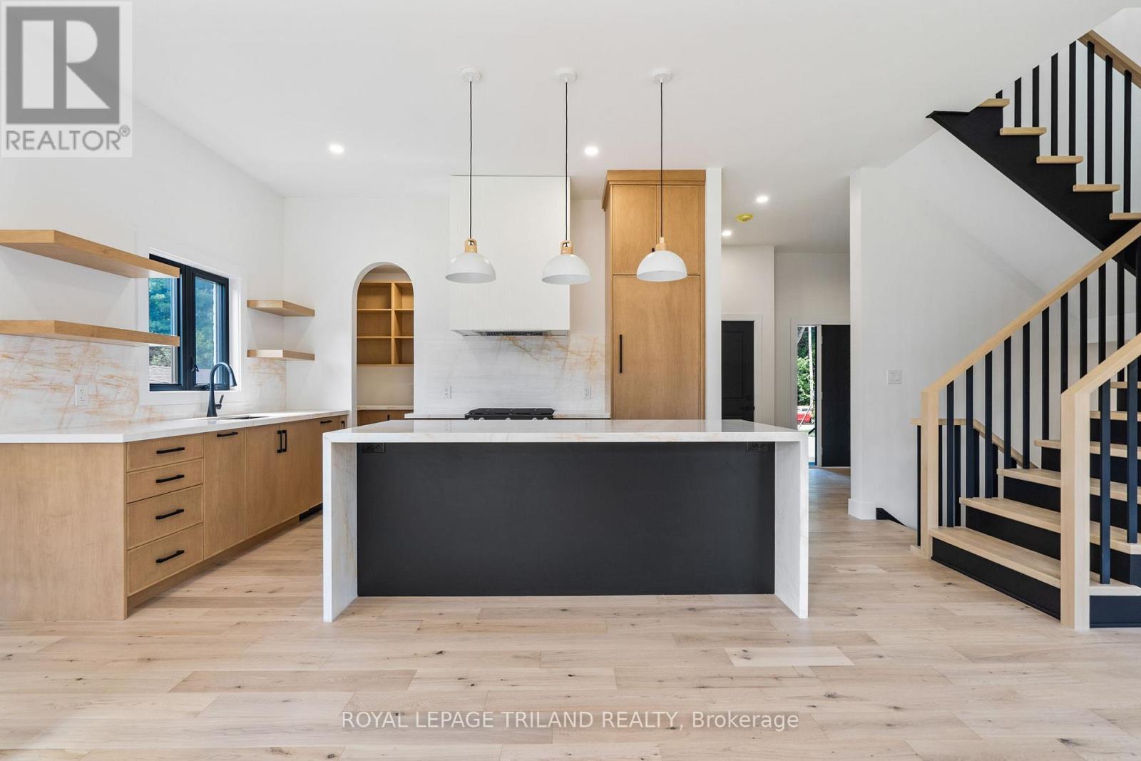 34 Alberta Street, Lambton Shores, Ontario  N0M 1T0 - Photo 8 - X12478969
