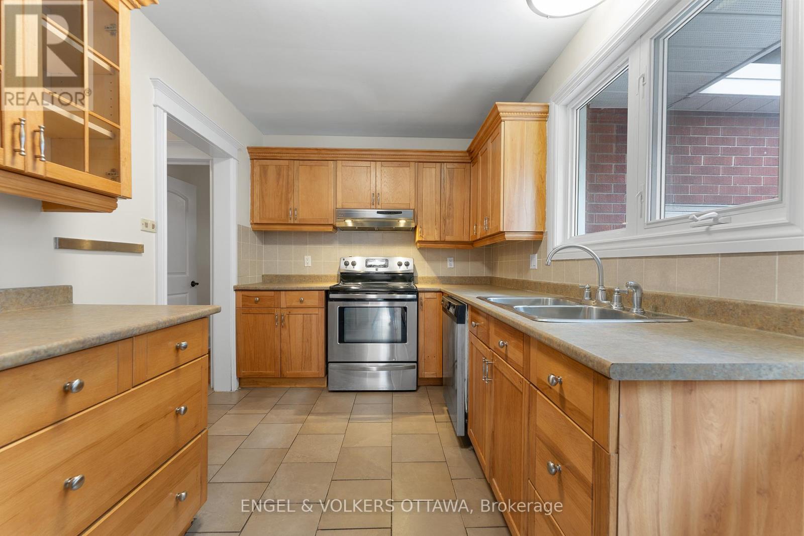 213 Royal Avenue, Ottawa, Ontario  K2A 1T8 - Photo 11 - X12478962