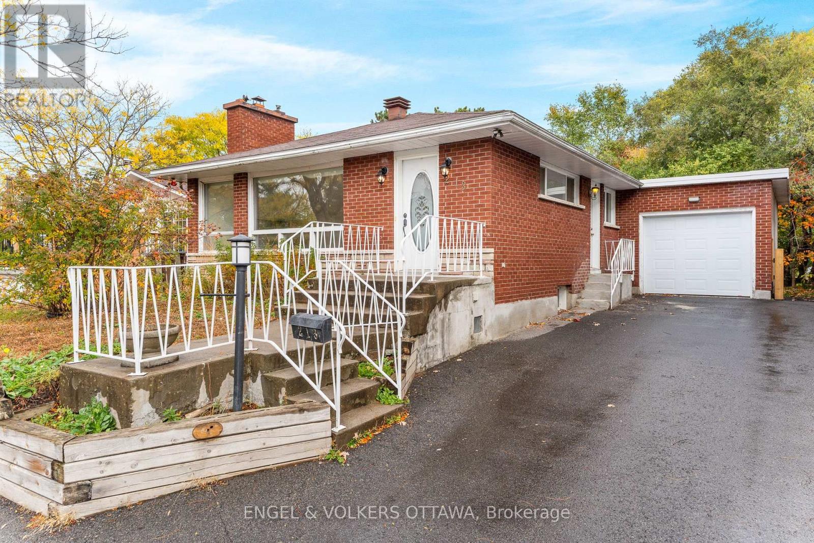 213 Royal Avenue, Ottawa, Ontario  K2A 1T8 - Photo 2 - X12478962