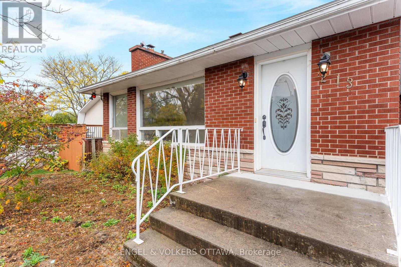 213 Royal Avenue, Ottawa, Ontario  K2A 1T8 - Photo 3 - X12478962