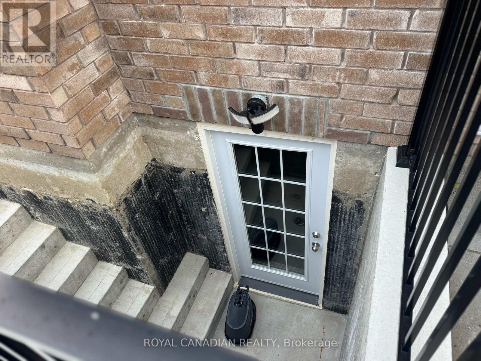 Bsmt - 25 Kidd Street, Bradford West Gwillimbury, Ontario  L3Z 0G7 - Photo 5 - N12478852