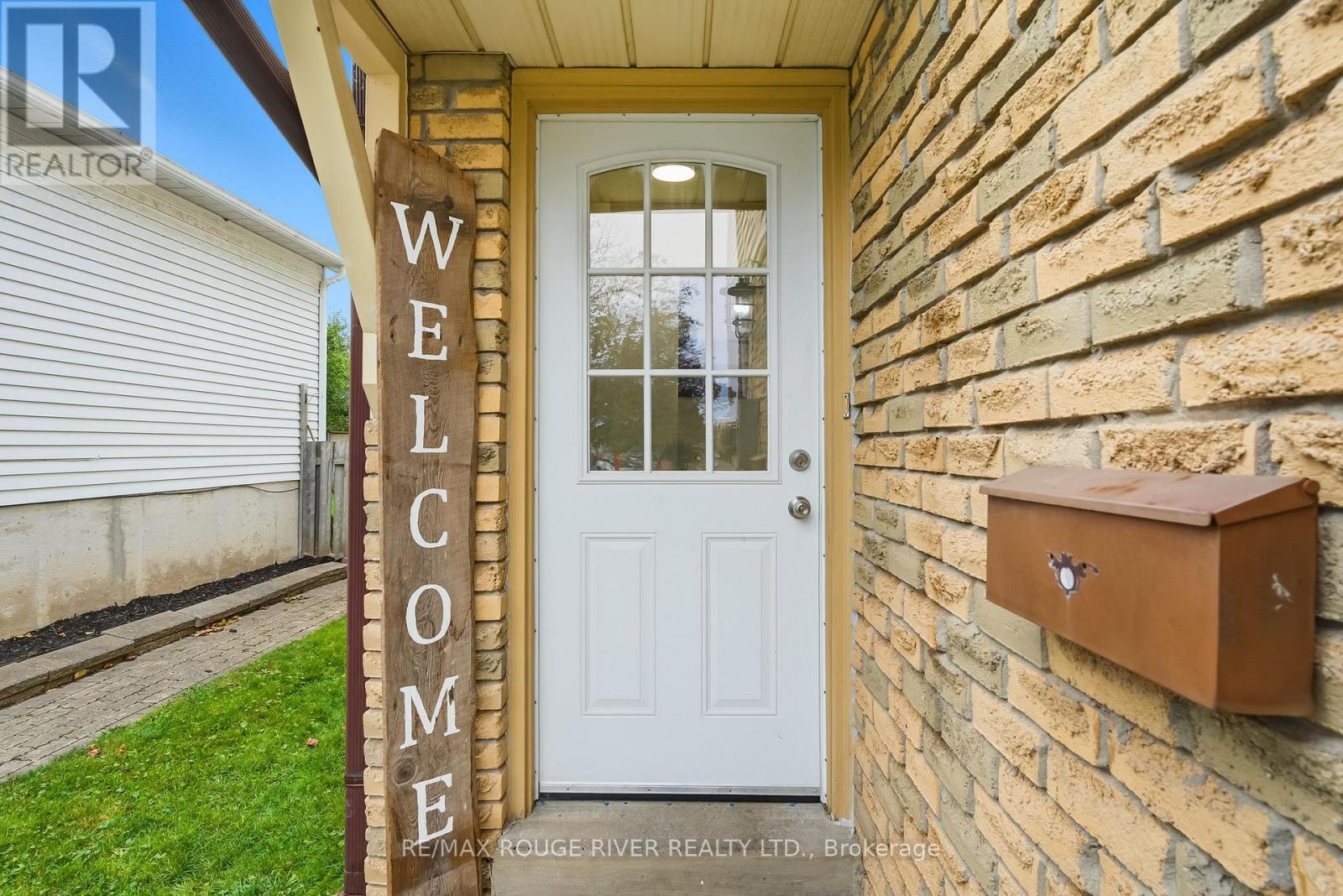 244 Northminster Court, Oshawa, Ontario  L1G 7M6 - Photo 2 - E12478953