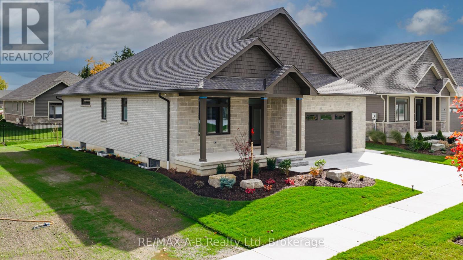 21 Nelson Street, West Perth (Mitchell), Ontario  N0K 1N0 - Photo 3 - X12419298