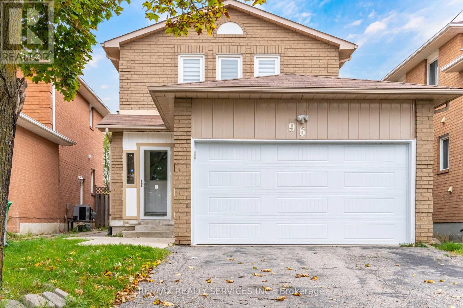 96 Toba Crescent, Brampton, Ontario  L6Z 4R8 - Photo 2 - W12478843