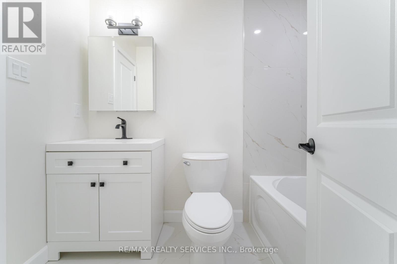 96 Toba Crescent, Brampton, Ontario  L6Z 4R8 - Photo 28 - W12478843
