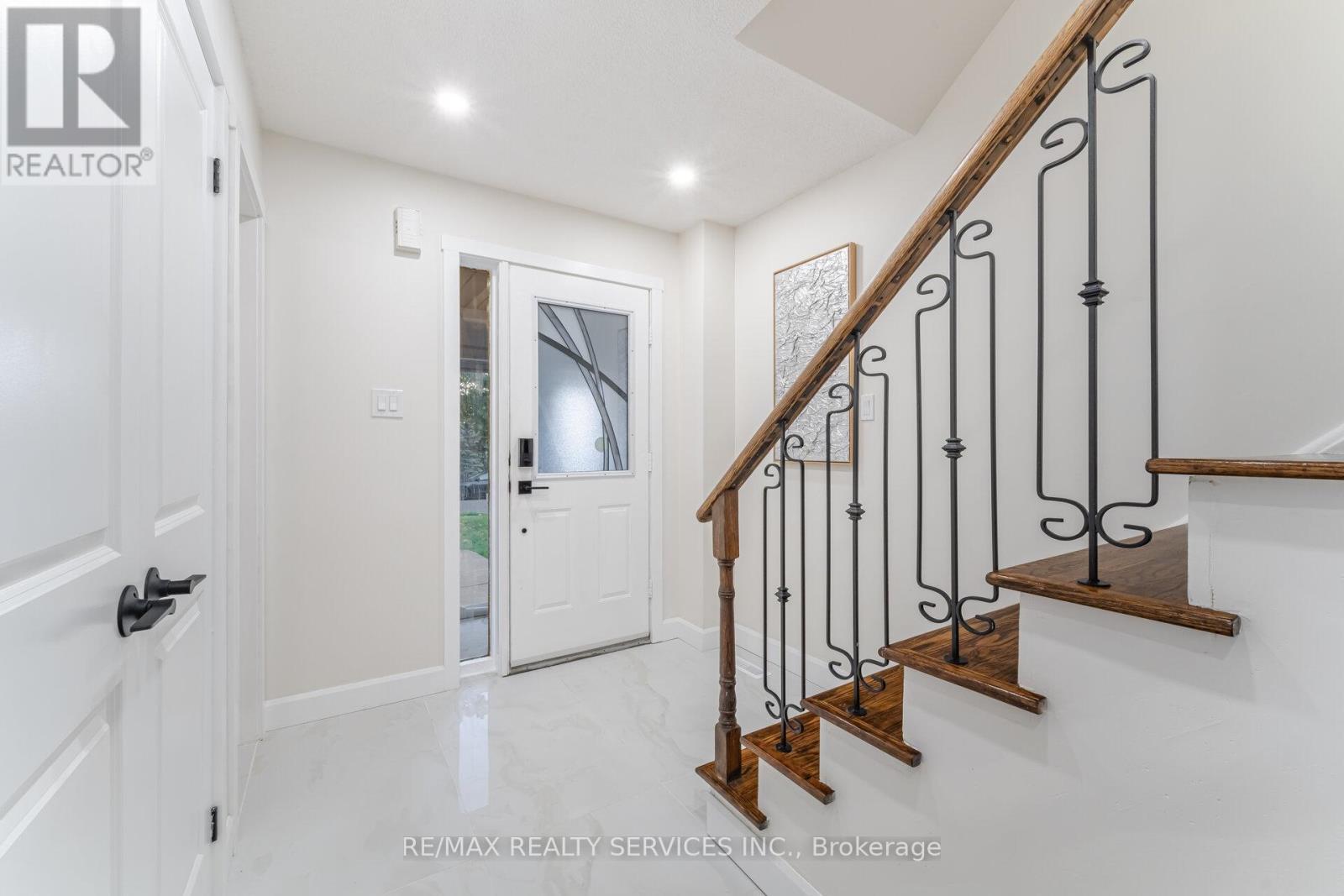 96 Toba Crescent, Brampton, Ontario  L6Z 4R8 - Photo 3 - W12478843