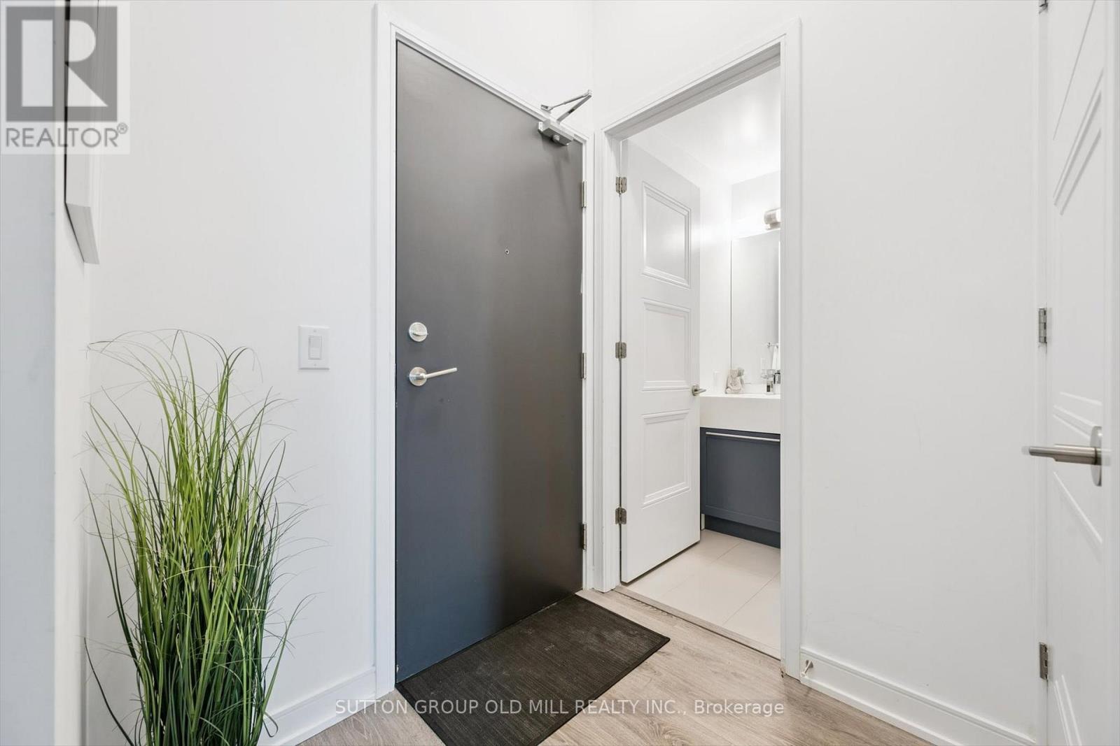 101 - 25 Neighbourhood Lane, Toronto, Ontario  M6P 1Z9 - Photo 6 - W12478900