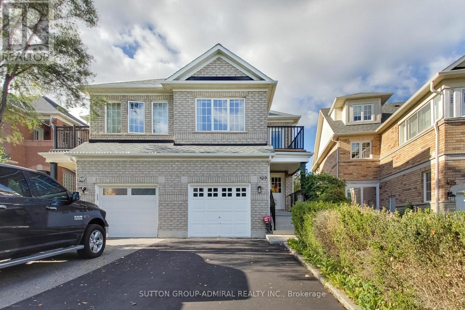 429 Stonetree Court, Mississauga, Ontario  L5H 4H3 - Photo 3 - W12478912