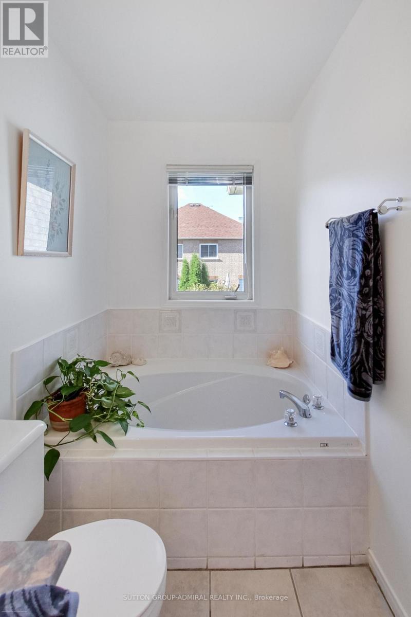 429 Stonetree Court, Mississauga, Ontario  L5H 4H3 - Photo 32 - W12478912