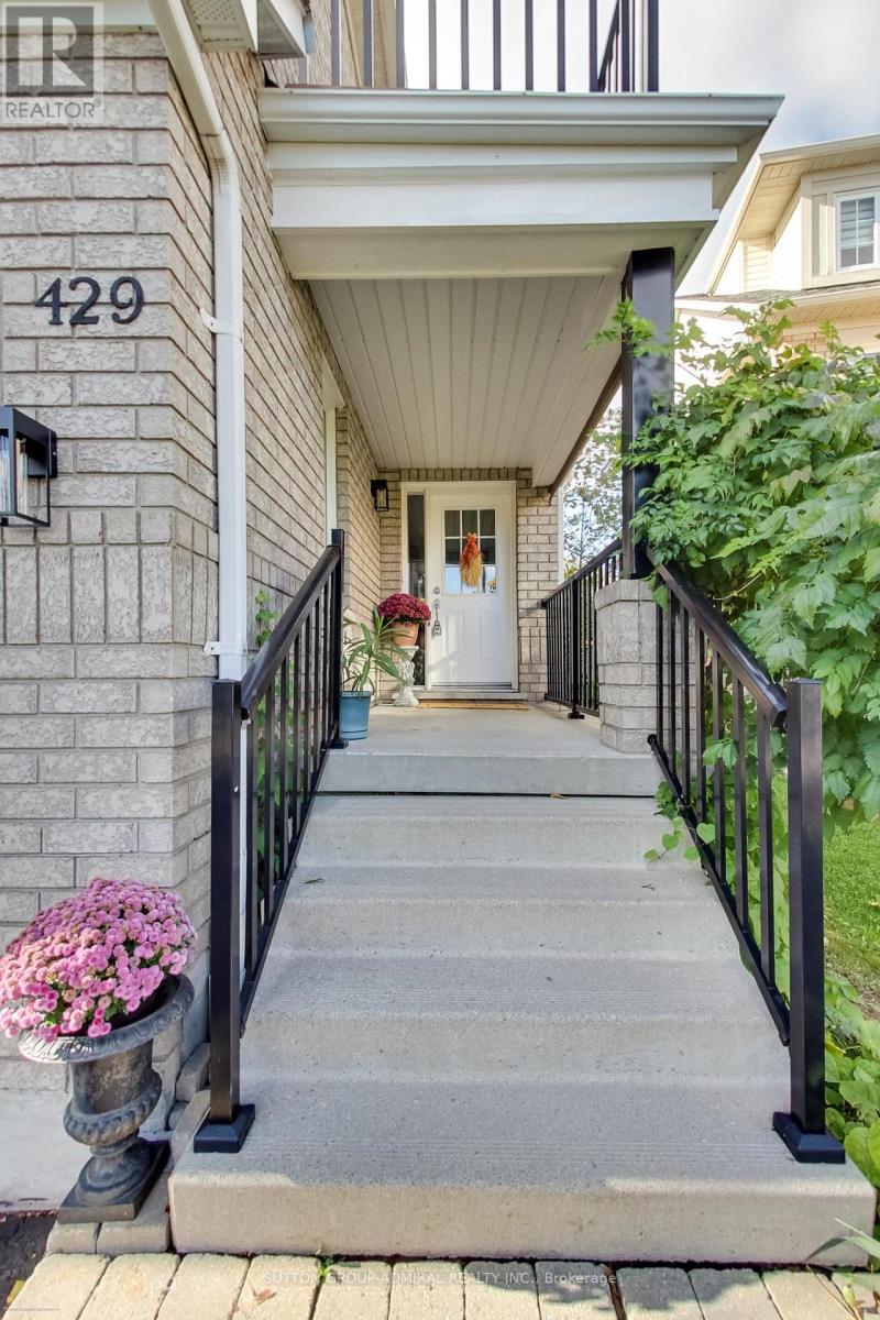 429 Stonetree Court, Mississauga, Ontario  L5H 4H3 - Photo 4 - W12478912