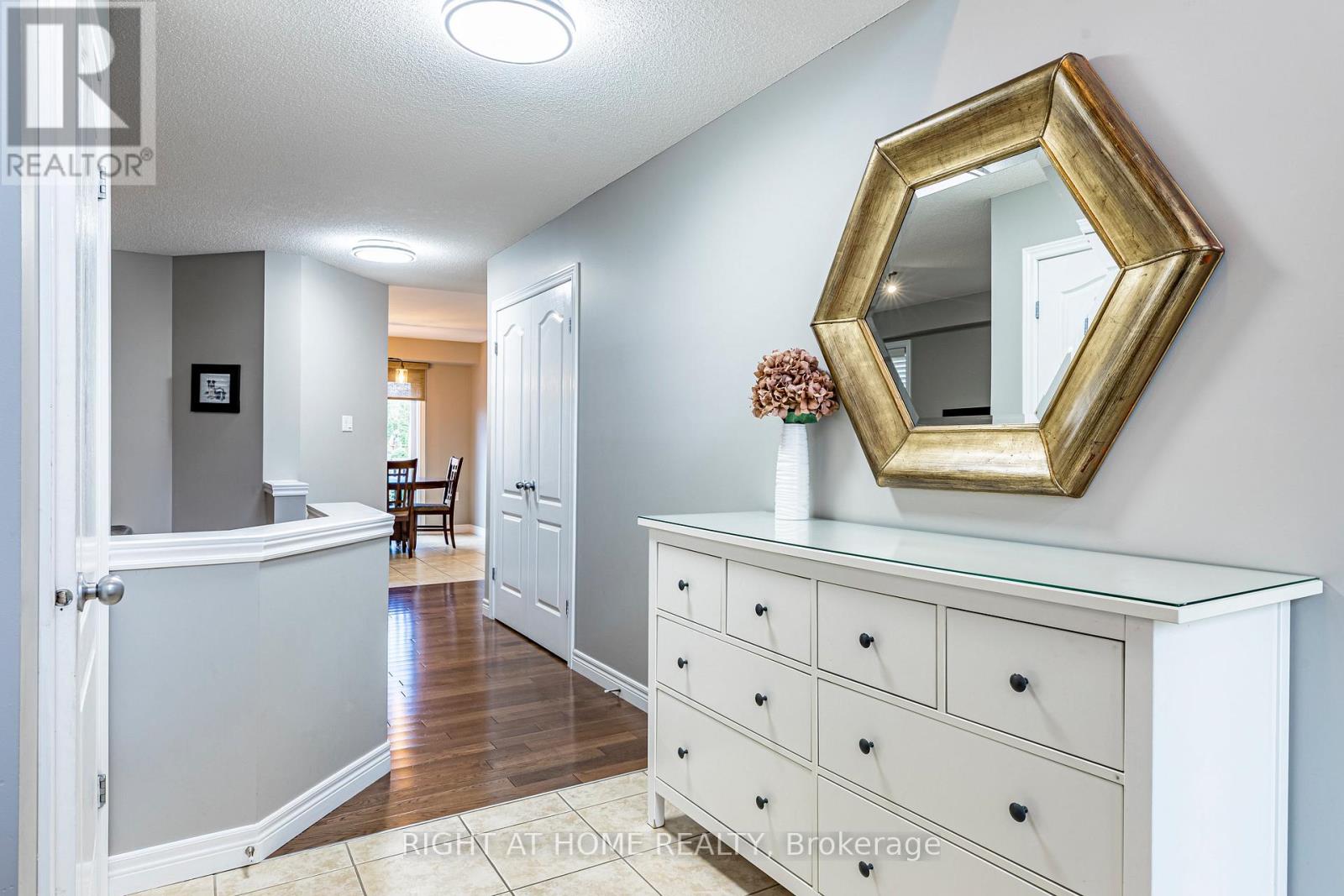 28 Springbreeze Heights W, Hamilton, Ontario  L8E 0A4 - Photo 4 - X12478907
